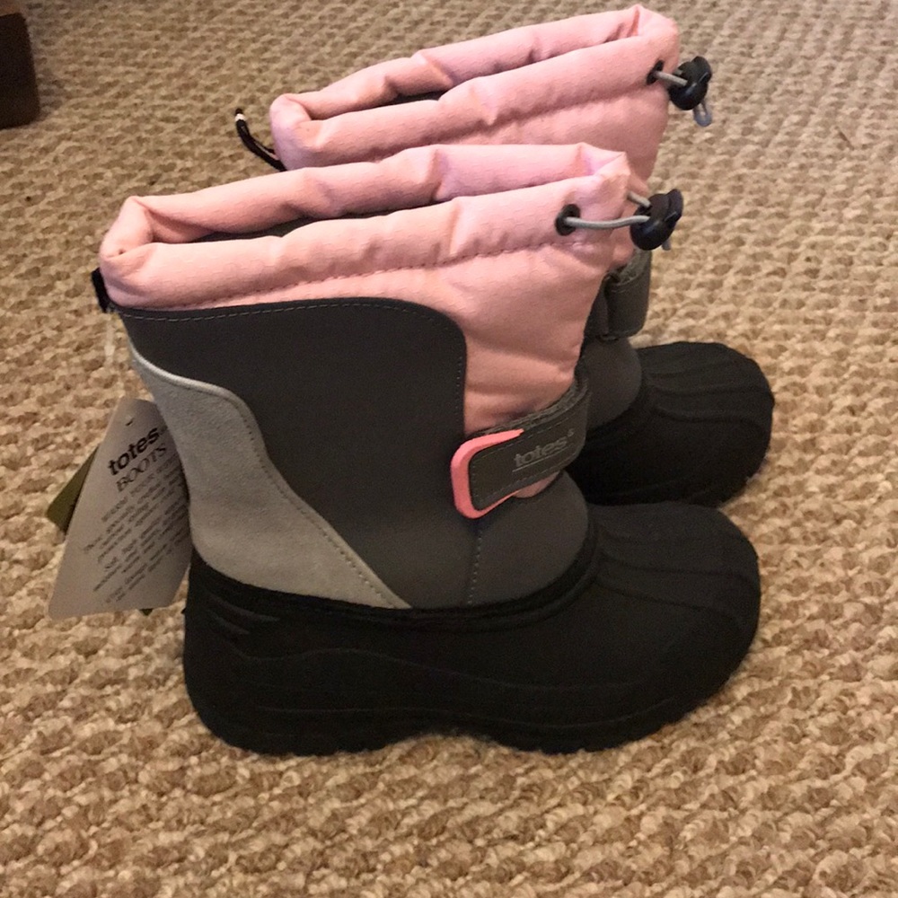 Totes girls pink snow boots.